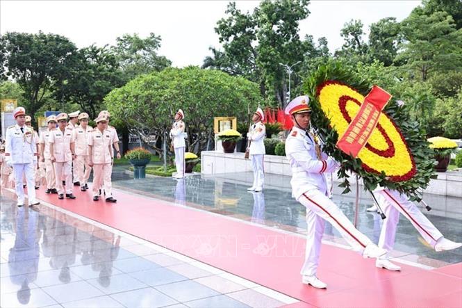 Lãnh đạo Đảng, Nhà nước tưởng niệm các Anh hùng liệt sỹ, viếng Chủ tịch Hồ Chí Minh- Ảnh 14. Lãnh đạo Đảng, Nhà nước tưởng niệm các Anh hùng liệt sỹ, viếng Chủ tịch Hồ Chí Minh- Ảnh 14.