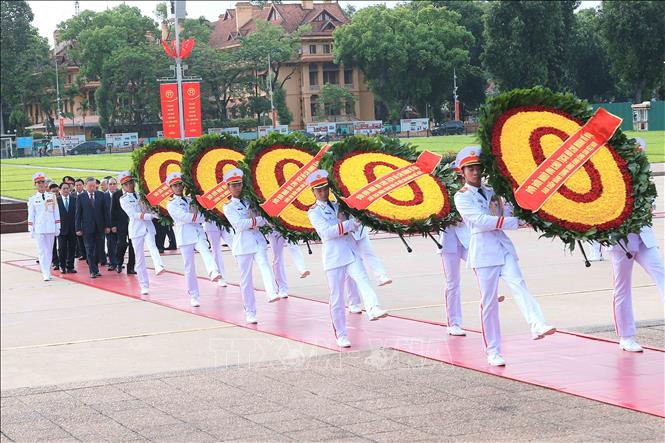 Lãnh đạo Đảng, Nhà nước tưởng niệm các Anh hùng liệt sỹ, viếng Chủ tịch Hồ Chí Minh- Ảnh 1. Lãnh đạo Đảng, Nhà nước tưởng niệm các Anh hùng liệt sỹ, viếng Chủ tịch Hồ Chí Minh- Ảnh 1.