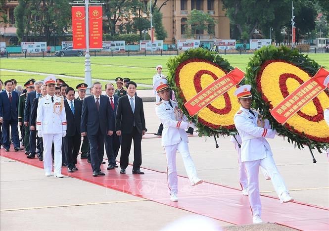 Lãnh đạo Đảng, Nhà nước tưởng niệm các Anh hùng liệt sỹ, viếng Chủ tịch Hồ Chí Minh- Ảnh 2. Lãnh đạo Đảng, Nhà nước tưởng niệm các Anh hùng liệt sỹ, viếng Chủ tịch Hồ Chí Minh- Ảnh 2.