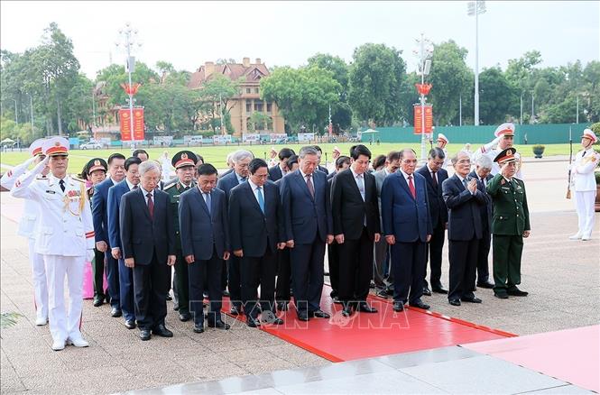 Lãnh đạo Đảng, Nhà nước tưởng niệm các Anh hùng liệt sỹ, viếng Chủ tịch Hồ Chí Minh- Ảnh 3. Lãnh đạo Đảng, Nhà nước tưởng niệm các Anh hùng liệt sỹ, viếng Chủ tịch Hồ Chí Minh- Ảnh 3.