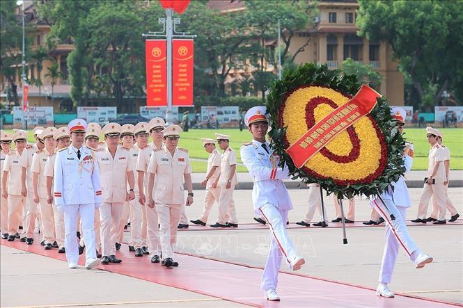 Lãnh đạo Đảng, Nhà nước tưởng niệm các Anh hùng liệt sỹ, viếng Chủ tịch Hồ Chí Minh- Ảnh 6. Lãnh đạo Đảng, Nhà nước tưởng niệm các Anh hùng liệt sỹ, viếng Chủ tịch Hồ Chí Minh- Ảnh 6.