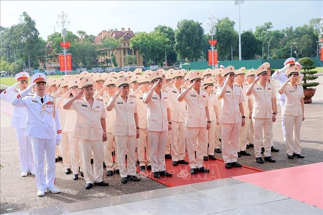 Lãnh đạo Đảng, Nhà nước tưởng niệm các Anh hùng liệt sỹ, viếng Chủ tịch Hồ Chí Minh- Ảnh 7. Lãnh đạo Đảng, Nhà nước tưởng niệm các Anh hùng liệt sỹ, viếng Chủ tịch Hồ Chí Minh- Ảnh 7.