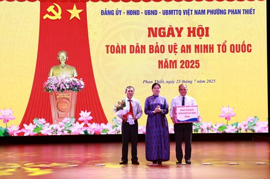 Phó Chủ tịch UBTƯ MTTQ Việt Nam Hà Thị Nga dự "Ngày hội toàn dân bảo vệ an ninh Tổ quốc" 2025 tại Lâm Đồng- Ảnh 1. Phó Chủ tịch UBTƯ MTTQ Việt Nam Hà Thị Nga dự "Ngày hội toàn dân bảo vệ an ninh Tổ quốc" 2025 tại Lâm Đồng- Ảnh 1.