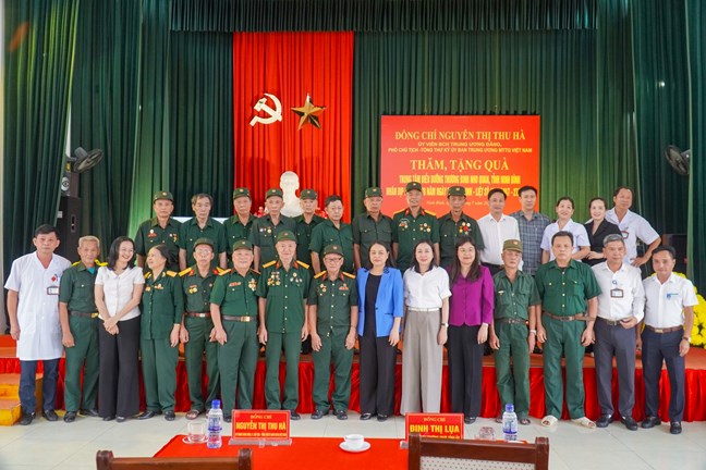 Phó Chủ tịch - Tổng Thư ký UBTƯ MTTQ Việt Nam Nguyễn Thị Thu Hà thăm, tặng quà người có công tại Ninh Bình- Ảnh 6. Phó Chủ tịch - Tổng Thư ký UBTƯ MTTQ Việt Nam Nguyễn Thị Thu Hà thăm, tặng quà người có công tại Ninh Bình- Ảnh 6.