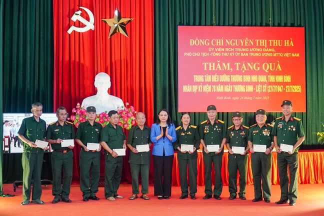 Phó Chủ tịch - Tổng Thư ký UBTƯ MTTQ Việt Nam Nguyễn Thị Thu Hà thăm, tặng quà người có công tại Ninh Bình- Ảnh 4. Phó Chủ tịch - Tổng Thư ký UBTƯ MTTQ Việt Nam Nguyễn Thị Thu Hà thăm, tặng quà người có công tại Ninh Bình- Ảnh 4.