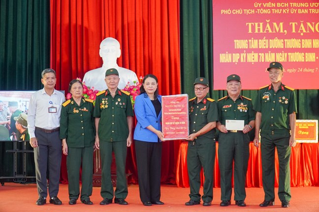 Phó Chủ tịch - Tổng Thư ký UBTƯ MTTQ Việt Nam Nguyễn Thị Thu Hà thăm, tặng quà người có công tại Ninh Bình- Ảnh 5. Phó Chủ tịch - Tổng Thư ký UBTƯ MTTQ Việt Nam Nguyễn Thị Thu Hà thăm, tặng quà người có công tại Ninh Bình- Ảnh 5.