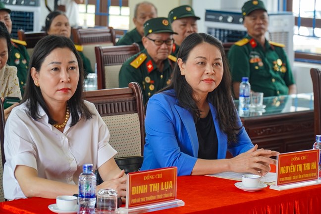 Phó Chủ tịch - Tổng Thư ký UBTƯ MTTQ Việt Nam Nguyễn Thị Thu Hà thăm, tặng quà người có công tại Ninh Bình- Ảnh 1. Phó Chủ tịch - Tổng Thư ký UBTƯ MTTQ Việt Nam Nguyễn Thị Thu Hà thăm, tặng quà người có công tại Ninh Bình- Ảnh 1.