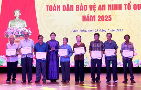 Phó Chủ tịch UBTƯ MTTQ Việt Nam Hà Thị Nga dự "Ngày hội toàn dân bảo vệ an ninh Tổ quốc" 2025 tại Lâm Đồng- Ảnh 2. Phó Chủ tịch UBTƯ MTTQ Việt Nam Hà Thị Nga dự "Ngày hội toàn dân bảo vệ an ninh Tổ quốc" 2025 tại Lâm Đồng- Ảnh 2.