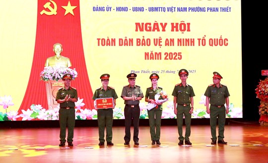 Phó Chủ tịch UBTƯ MTTQ Việt Nam Hà Thị Nga dự "Ngày hội toàn dân bảo vệ an ninh Tổ quốc" 2025 tại Lâm Đồng- Ảnh 3. Phó Chủ tịch UBTƯ MTTQ Việt Nam Hà Thị Nga dự "Ngày hội toàn dân bảo vệ an ninh Tổ quốc" 2025 tại Lâm Đồng- Ảnh 3.