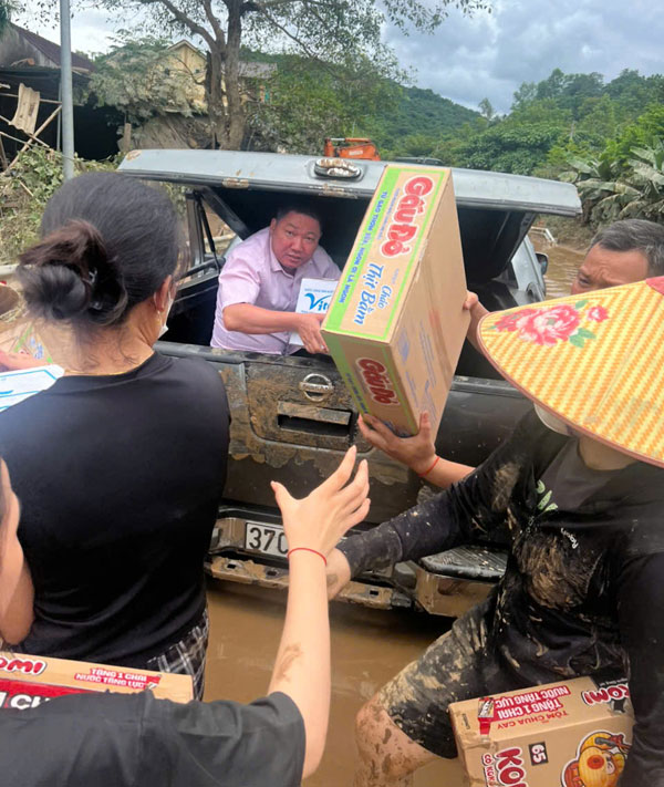 Đồng hành cùng người dân gượng dậy sau bão lũ - Ảnh 1. Đồng hành cùng người dân gượng dậy sau bão lũ - Ảnh 1.