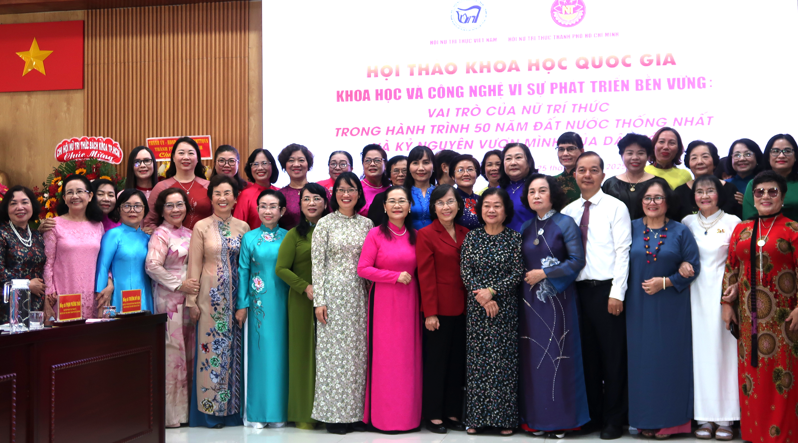 Istnieją wciąż bariery uniemożliwiające intelektualistkom udział w rozwoju nauki i techniki - zdjęcie 1. Những rào cản còn kìm hãm nữ trí thức tham gia phát triển khoa học - công nghệ - Ảnh 1.