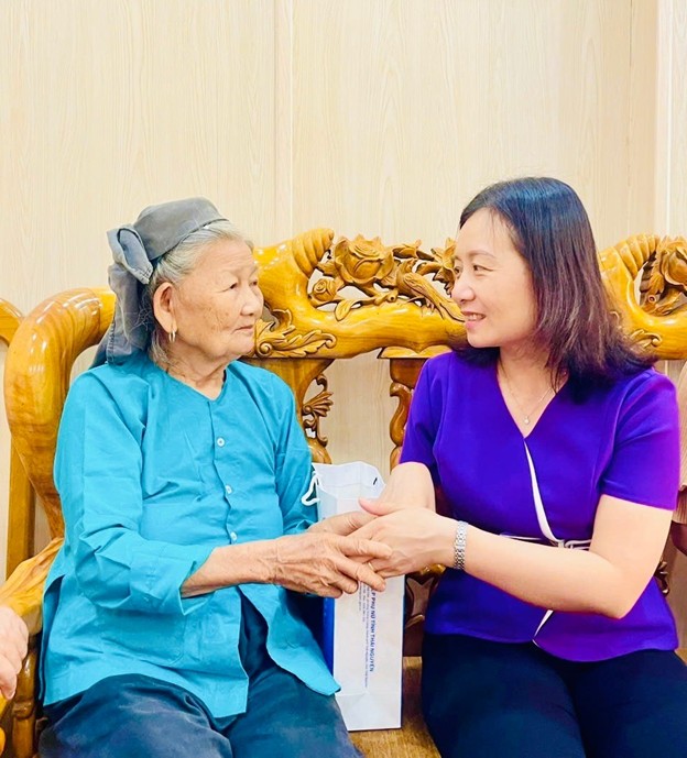 Hội LHPN tỉnh Thái Nguyên thăm, tặng quà các gia đình chính sách - Ảnh 1. Hội LHPN tỉnh Thái Nguyên thăm, tặng quà các gia đình chính sách - Ảnh 1.