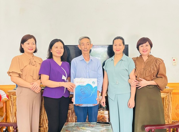 Hội LHPN tỉnh Thái Nguyên thăm, tặng quà các gia đình chính sách - Ảnh 2. Hội LHPN tỉnh Thái Nguyên thăm, tặng quà các gia đình chính sách - Ảnh 2.