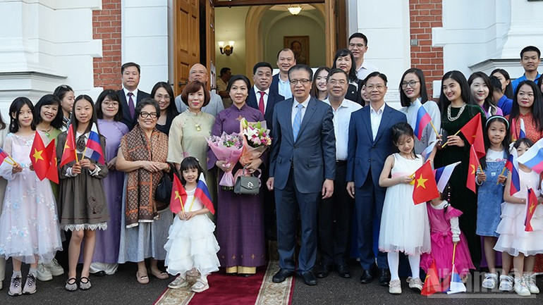 Phu nhân Tổng Bí thư Ngô Phương Ly thăm lớp học tiếng Việt tại Nga- Ảnh 3. Phu nhân Tổng Bí thư Ngô Phương Ly thăm lớp học tiếng Việt tại Nga- Ảnh 3.