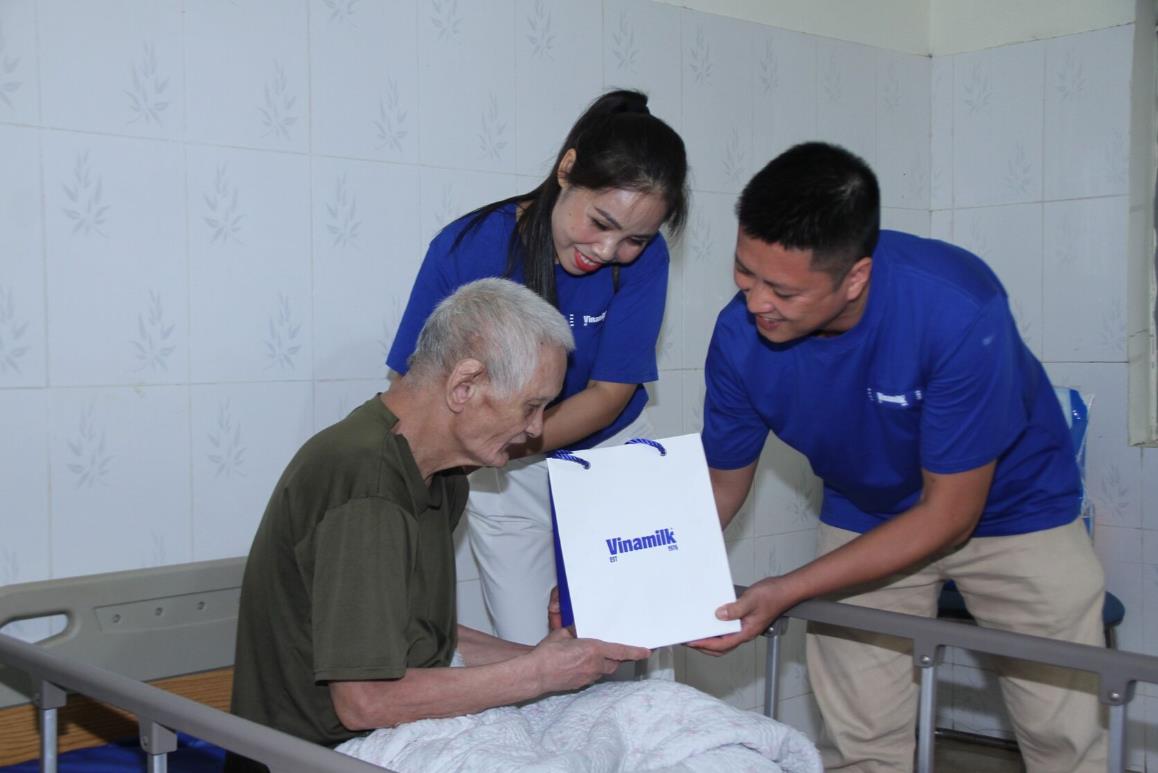 Hơn 100 bức tranh của con em cán bộ, nhân viên và 18.000 sản phẩm dinh dưỡng Vinamilk tri ân dịp 27/7- Ảnh 4.