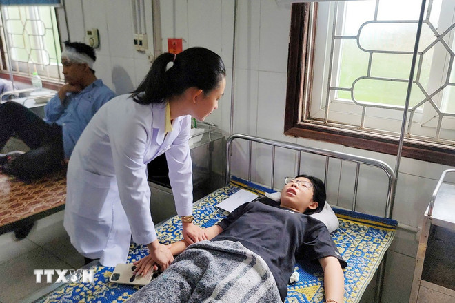 Vụ lật xe khách tại Hà Tĩnh: Khẩn trương hội chẩn, điều trị cho các nạn nhân- Ảnh 1. Vụ lật xe khách tại Hà Tĩnh: Khẩn trương hội chẩn, điều trị cho các nạn nhân- Ảnh 1.