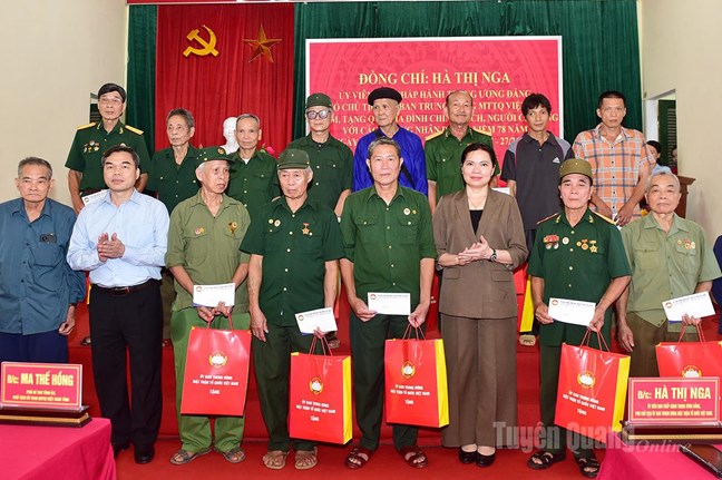 Phó Chủ tịch UBTƯ MTTQ Việt Nam Hà Thị Nga tri ân người có công và trao tặng phòng học tại Tuyên Quang- Ảnh 3. Phó Chủ tịch UBTƯ MTTQ Việt Nam Hà Thị Nga tri ân người có công và trao tặng phòng học tại Tuyên Quang- Ảnh 3.