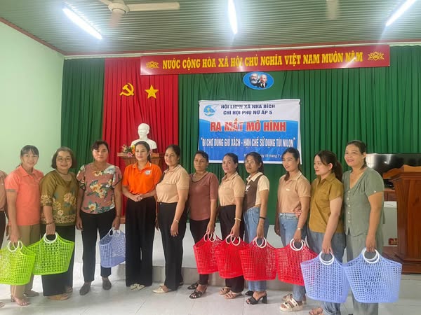 Phụ nữ xã Nha Bích "Đi chợ dùng giỏ xách, hạn chế sử dụng túi nilon"- Ảnh 1. Phụ nữ xã Nha Bích "Đi chợ dùng giỏ xách, hạn chế sử dụng túi nilon"- Ảnh 1.