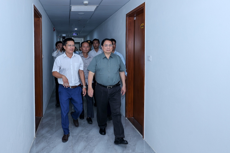 Thủ tướng thăm cây cầu mới qua sông Hương và dự án nhà ở xã hội tại Huế- Ảnh 1.