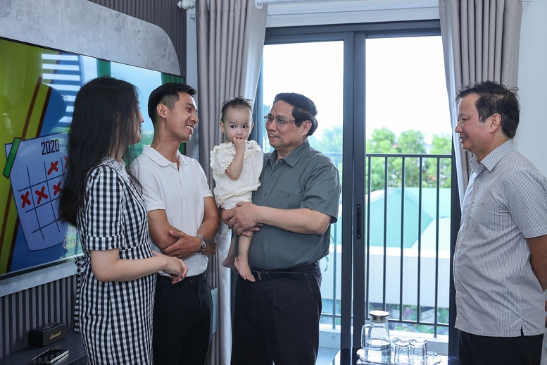 Thủ tướng thăm cây cầu mới qua sông Hương và dự án nhà ở xã hội tại Huế- Ảnh 2.