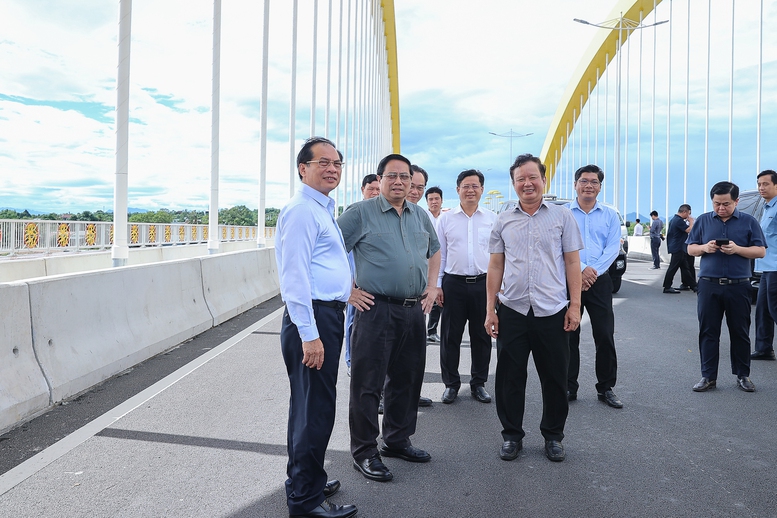 Thủ tướng thăm cây cầu mới qua sông Hương và dự án nhà ở xã hội tại Huế- Ảnh 3.