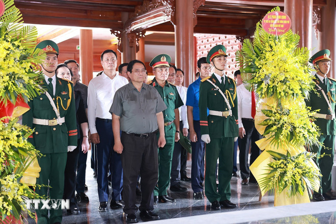 Thủ tướng tri ân các lãnh đạo tiền bối và người có công tại Quảng Trị, Huế- Ảnh 1.