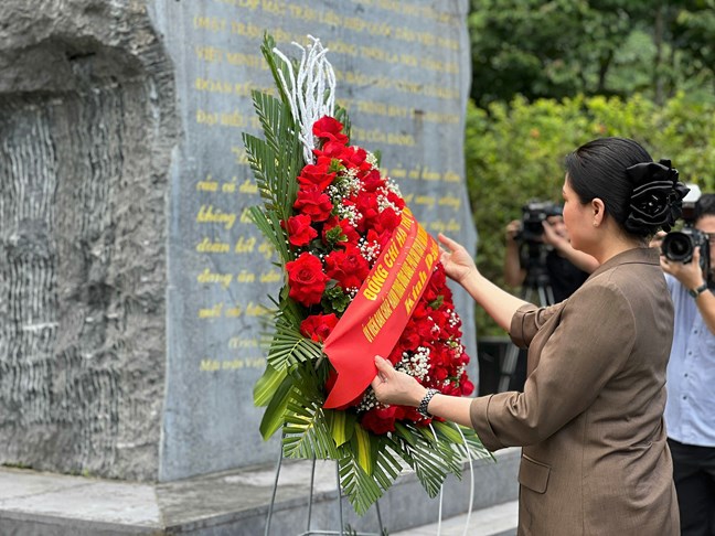Phó Chủ tịch UBTƯ MTTQ Việt Nam Hà Thị Nga tri ân người có công và trao tặng phòng học tại Tuyên Quang- Ảnh 1. Phó Chủ tịch UBTƯ MTTQ Việt Nam Hà Thị Nga tri ân người có công và trao tặng phòng học tại Tuyên Quang- Ảnh 1.
