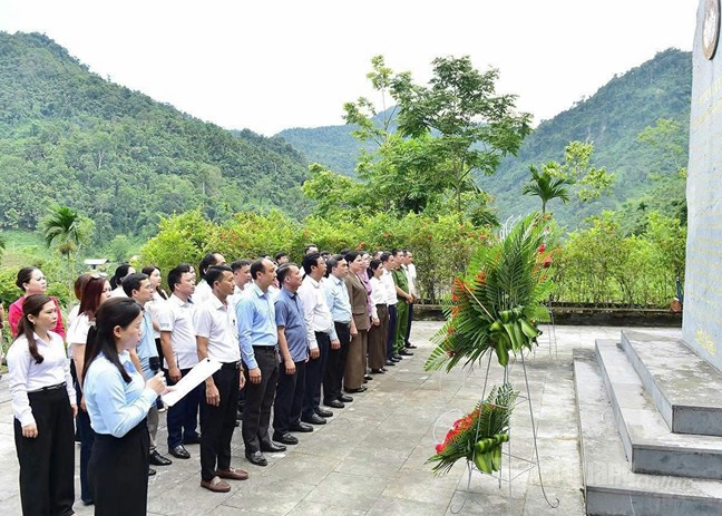 Phó Chủ tịch UBTƯ MTTQ Việt Nam Hà Thị Nga tri ân người có công và trao tặng phòng học tại Tuyên Quang- Ảnh 2. Phó Chủ tịch UBTƯ MTTQ Việt Nam Hà Thị Nga tri ân người có công và trao tặng phòng học tại Tuyên Quang- Ảnh 2.