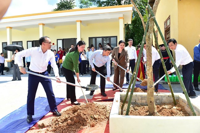 Phó Chủ tịch UBTƯ MTTQ Việt Nam Hà Thị Nga tri ân người có công và trao tặng phòng học tại Tuyên Quang- Ảnh 6. Phó Chủ tịch UBTƯ MTTQ Việt Nam Hà Thị Nga tri ân người có công và trao tặng phòng học tại Tuyên Quang- Ảnh 6.