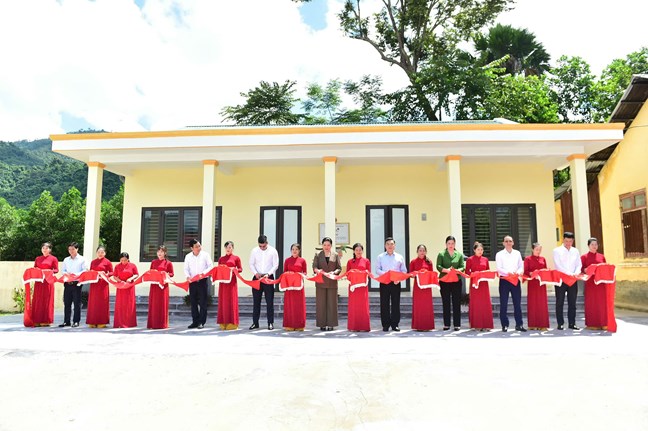 Phó Chủ tịch UBTƯ MTTQ Việt Nam Hà Thị Nga tri ân người có công và trao tặng phòng học tại Tuyên Quang- Ảnh 4. Phó Chủ tịch UBTƯ MTTQ Việt Nam Hà Thị Nga tri ân người có công và trao tặng phòng học tại Tuyên Quang- Ảnh 4.
