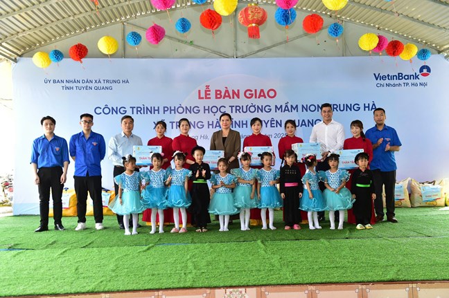 Phó Chủ tịch UBTƯ MTTQ Việt Nam Hà Thị Nga tri ân người có công và trao tặng phòng học tại Tuyên Quang- Ảnh 5. Phó Chủ tịch UBTƯ MTTQ Việt Nam Hà Thị Nga tri ân người có công và trao tặng phòng học tại Tuyên Quang- Ảnh 5.