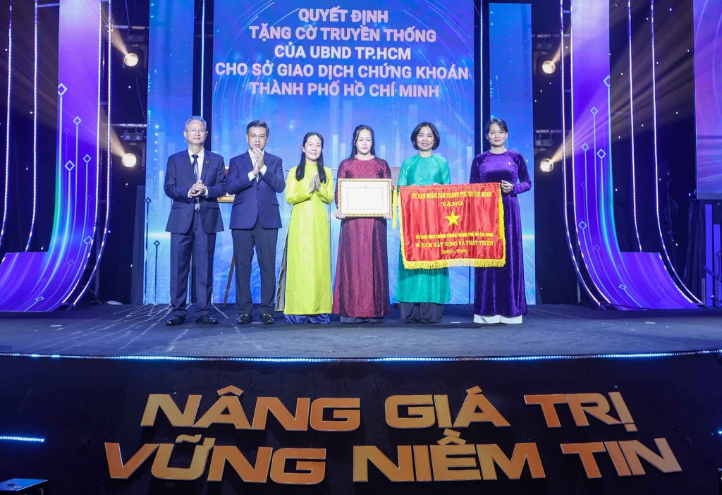 Vietnam borsasının 25 yıllık faaliyetinin ardından sermaye piyasasının dönüm noktaları - Fotoğraf 1. Dấu mốc cho thị trường vốn sau 25 năm hoạt động của thị trường chứng khoán Việt Nam- Ảnh 1.