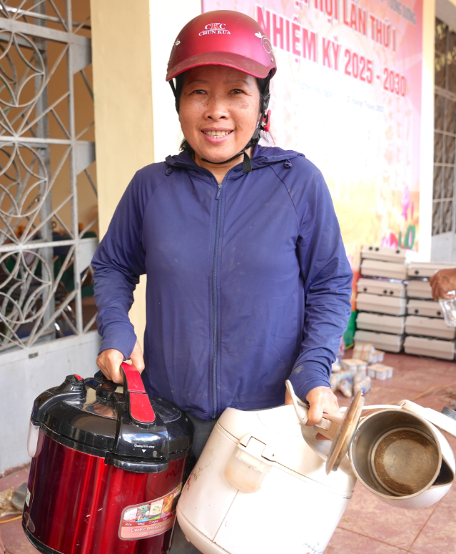 Cảm động những người thợ sửa thiết bị điện miễn phí cho dân vùng lũ - Ảnh 5. Cảm động những người thợ sửa thiết bị điện miễn phí cho dân vùng lũ - Ảnh 5.