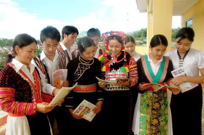 Los estudiantes pertenecientes a minorías étnicas tienen mayor exposición a la tecnología y la IA antes de ingresar a la universidad - Foto 2. Học sinh dân tộc thiểu số được tiếp xúc nhiều hơn với công nghệ và AI trước khi vào đại học- Ảnh 2.