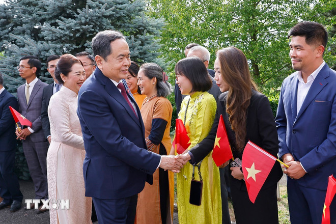 Chủ tịch Quốc hội gặp gỡ, trao đổi với cộng đồng người Việt Nam tại Thụy Sĩ- Ảnh 2. Chủ tịch Quốc hội gặp gỡ, trao đổi với cộng đồng người Việt Nam tại Thụy Sĩ- Ảnh 2.