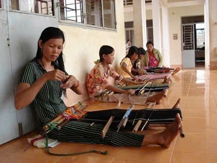 Dệt thổ cẩm để bảo tồn bản sắc và phát triển sinh kế cho phụ nữ Mạ- Ảnh 3.