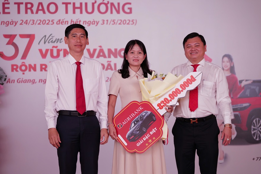 Agribank trao Giải Đặc biệt 01 ô tô cho khách hàng may mắn trong chương trình “37 năm vững vàng - Rộn ràng ưu đãi”- Ảnh 1.