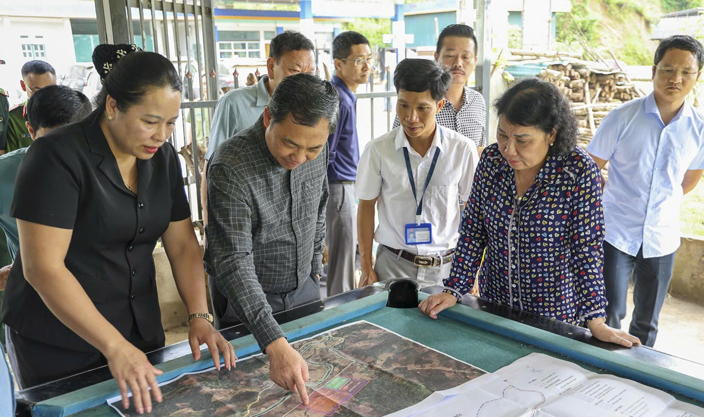 Son La: Levantamento de canteiros de obras para internatos intermunicipais em municípios fronteiriços - Foto 1. Sơn La: Khảo sát địa điểm xây dựng trường nội trú liên cấp tại các xã biên giới- Ảnh 1.