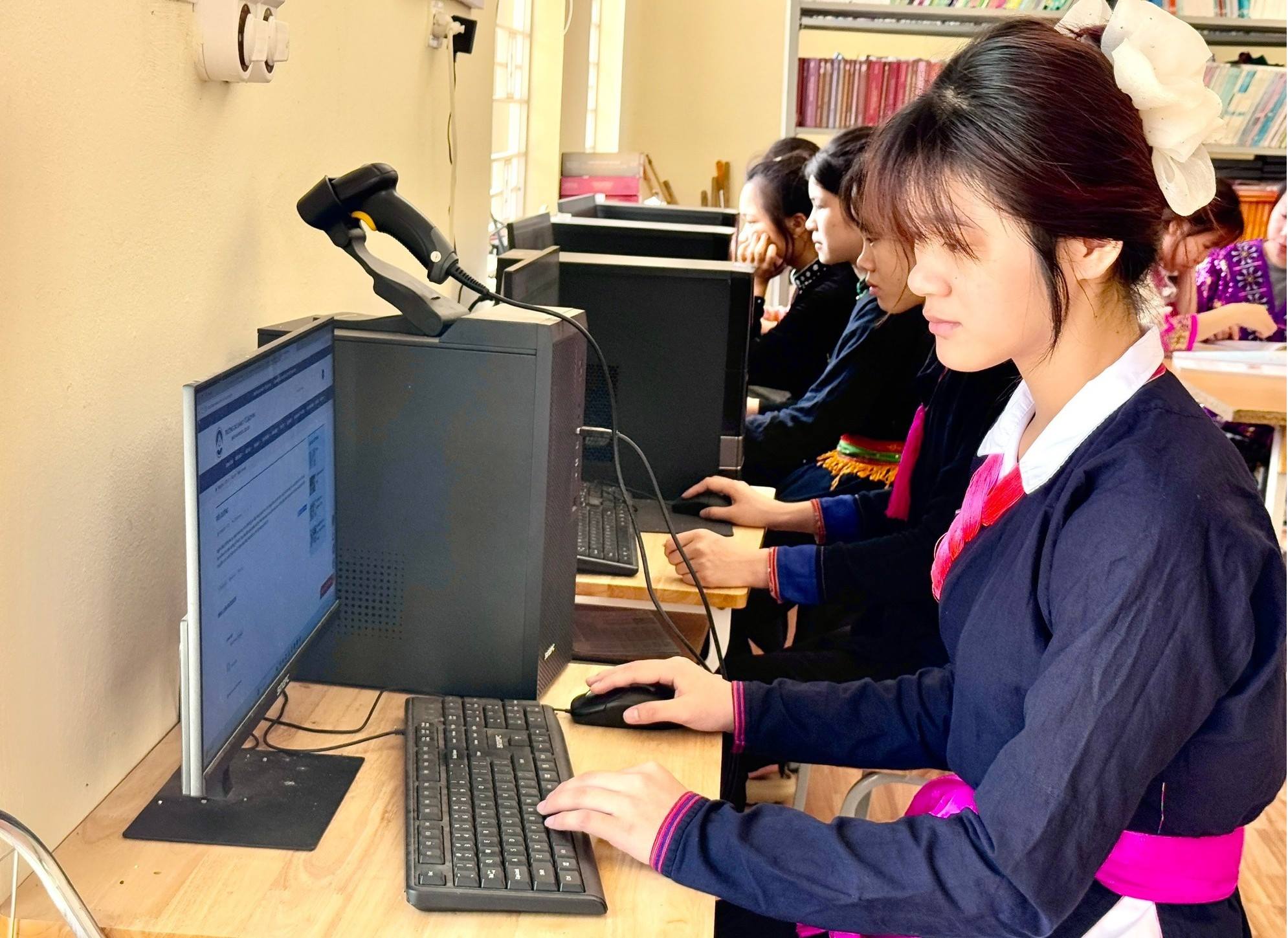 Lào Cai: Xây dựng nền giáo dục thông minh, hiện đại nhờ ứng dụng chuyển đổi số- Ảnh 2. Lào Cai: Xây dựng nền giáo dục thông minh, hiện đại nhờ ứng dụng chuyển đổi số- Ảnh 2.