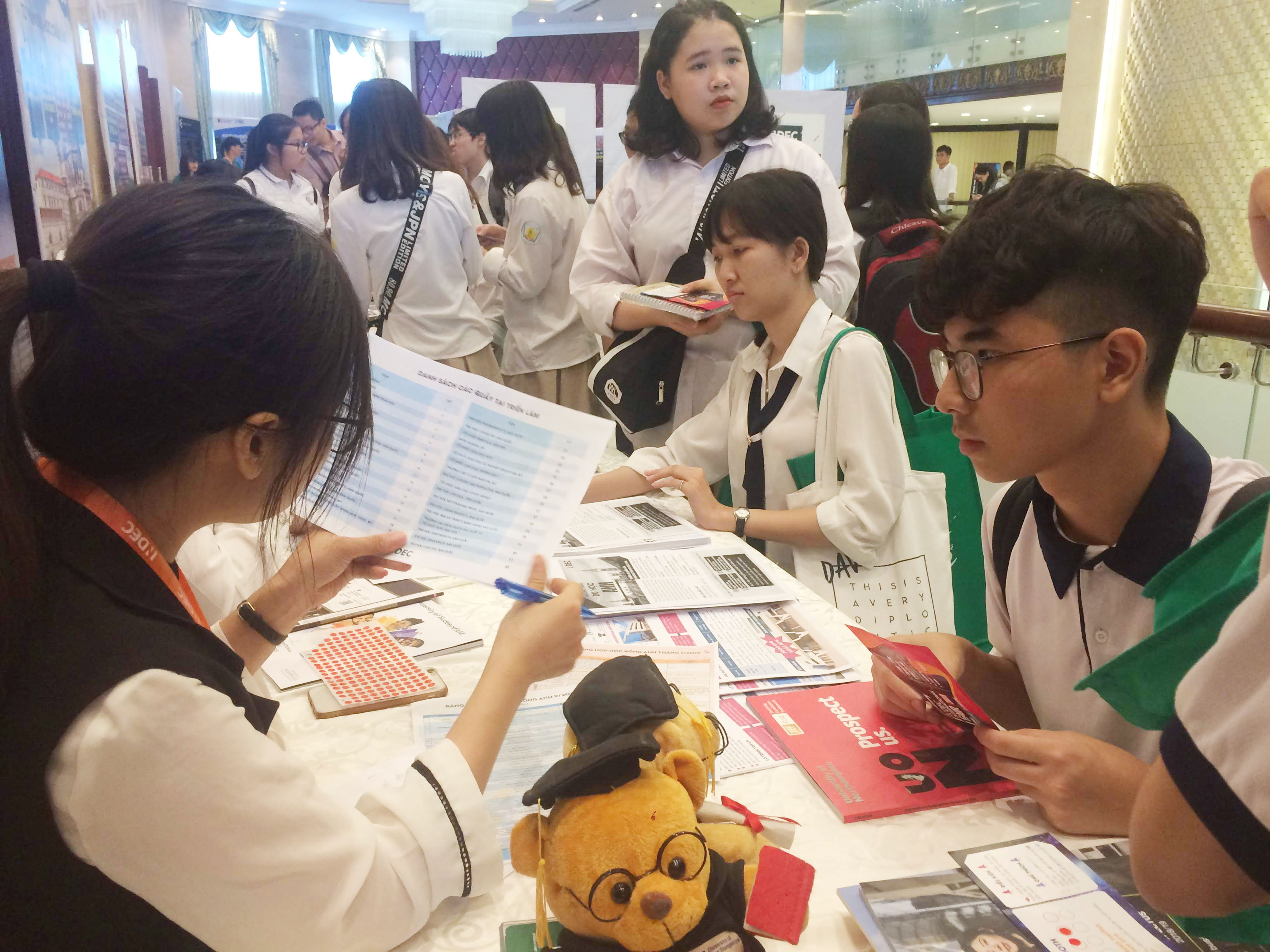 Kemasukan universiti: Jangan subjektif tentang pengurangan markah minimum, markah standard akan menjadi rendah - Foto 1. Xét tuyển đại học: Không nên chủ quan điểm sàn giảm, điểm chuẩn sẽ thấp- Ảnh 1.