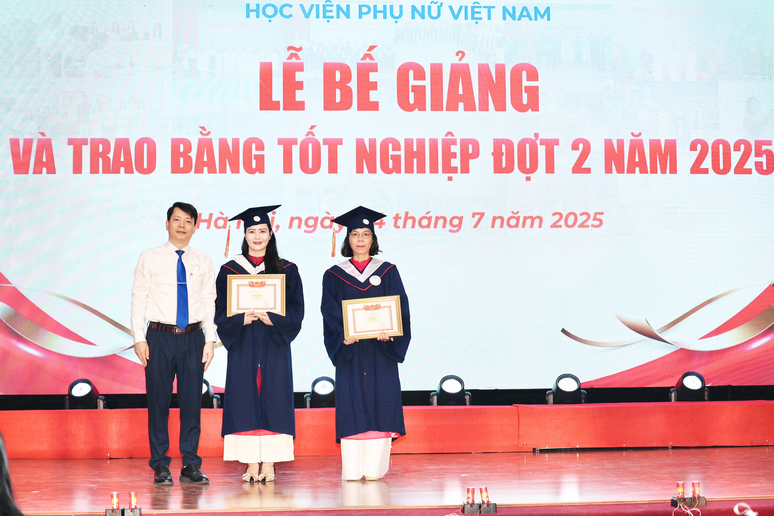 A Academia Feminina do Vietnã concedeu certificados de formatura para a segunda turma de 2025 a mais de 500 alunas - Foto 7. Học viện Phụ nữ Việt Nam trao bằng tốt nghiệp đợt 2 năm 2025 cho hơn 500 học viên, sinh viên- Ảnh 7.