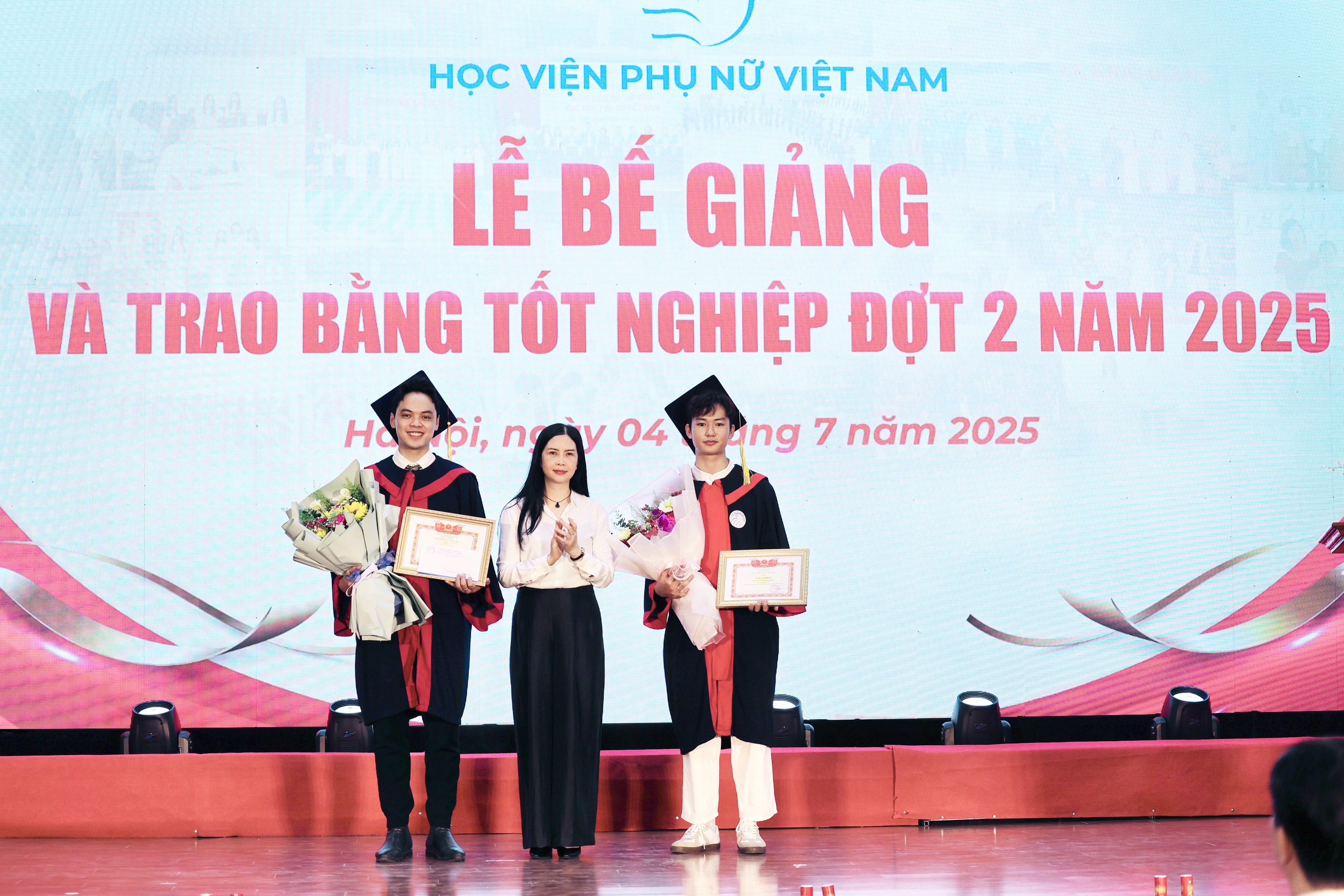 A Academia Feminina do Vietnã concedeu certificados de formatura para a segunda turma de 2025 a mais de 500 alunas - Foto 6. Học viện Phụ nữ Việt Nam trao bằng tốt nghiệp đợt 2 năm 2025 cho hơn 500 học viên, sinh viên- Ảnh 6.