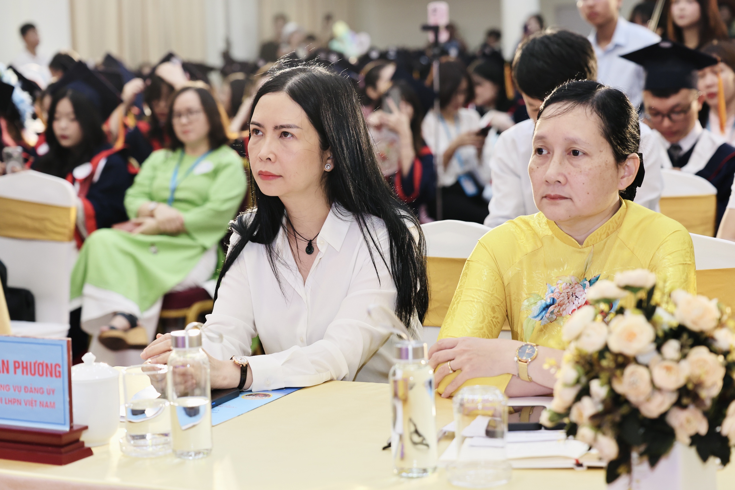A Academia Feminina do Vietnã concedeu certificados de formatura para a segunda turma de 2025 a mais de 500 alunas - Foto 1. Học viện Phụ nữ Việt Nam trao bằng tốt nghiệp đợt 2 năm 2025 cho hơn 500 học viên, sinh viên- Ảnh 1.