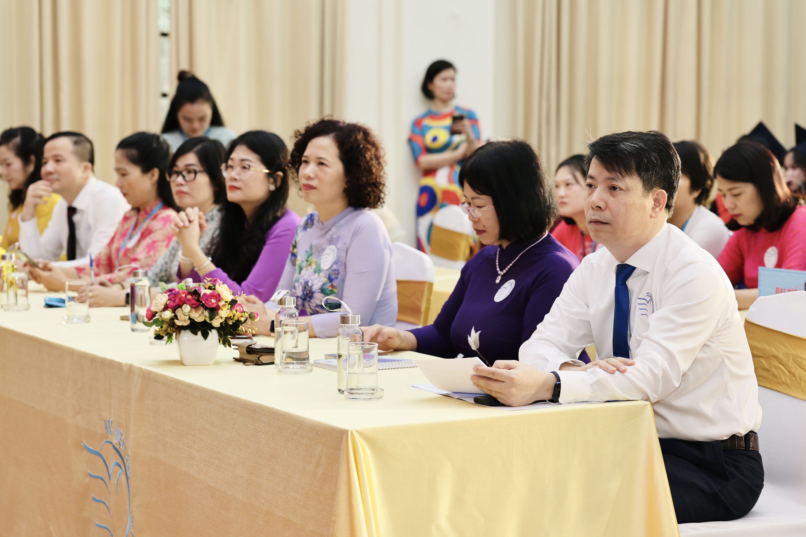 A Academia Feminina do Vietnã concedeu certificados de formatura para a segunda turma de 2025 a mais de 500 alunas - Foto 2. Học viện Phụ nữ Việt Nam trao bằng tốt nghiệp đợt 2 năm 2025 cho hơn 500 học viên, sinh viên- Ảnh 2.