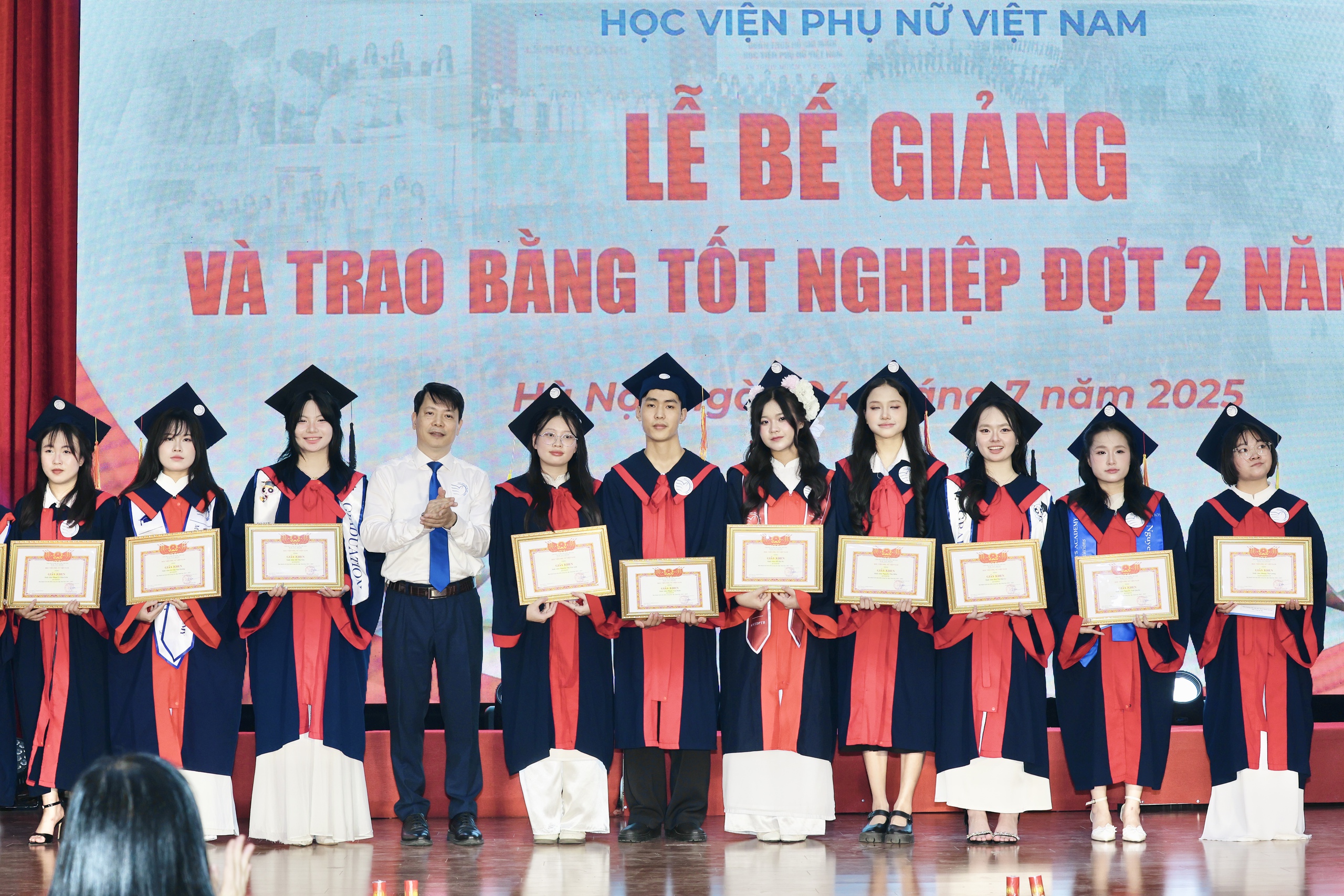 A Academia Feminina do Vietnã concedeu certificados de formatura para a segunda turma de 2025 a mais de 500 alunas - Foto 8. Học viện Phụ nữ Việt Nam trao bằng tốt nghiệp đợt 2 năm 2025 cho hơn 500 học viên, sinh viên- Ảnh 8.