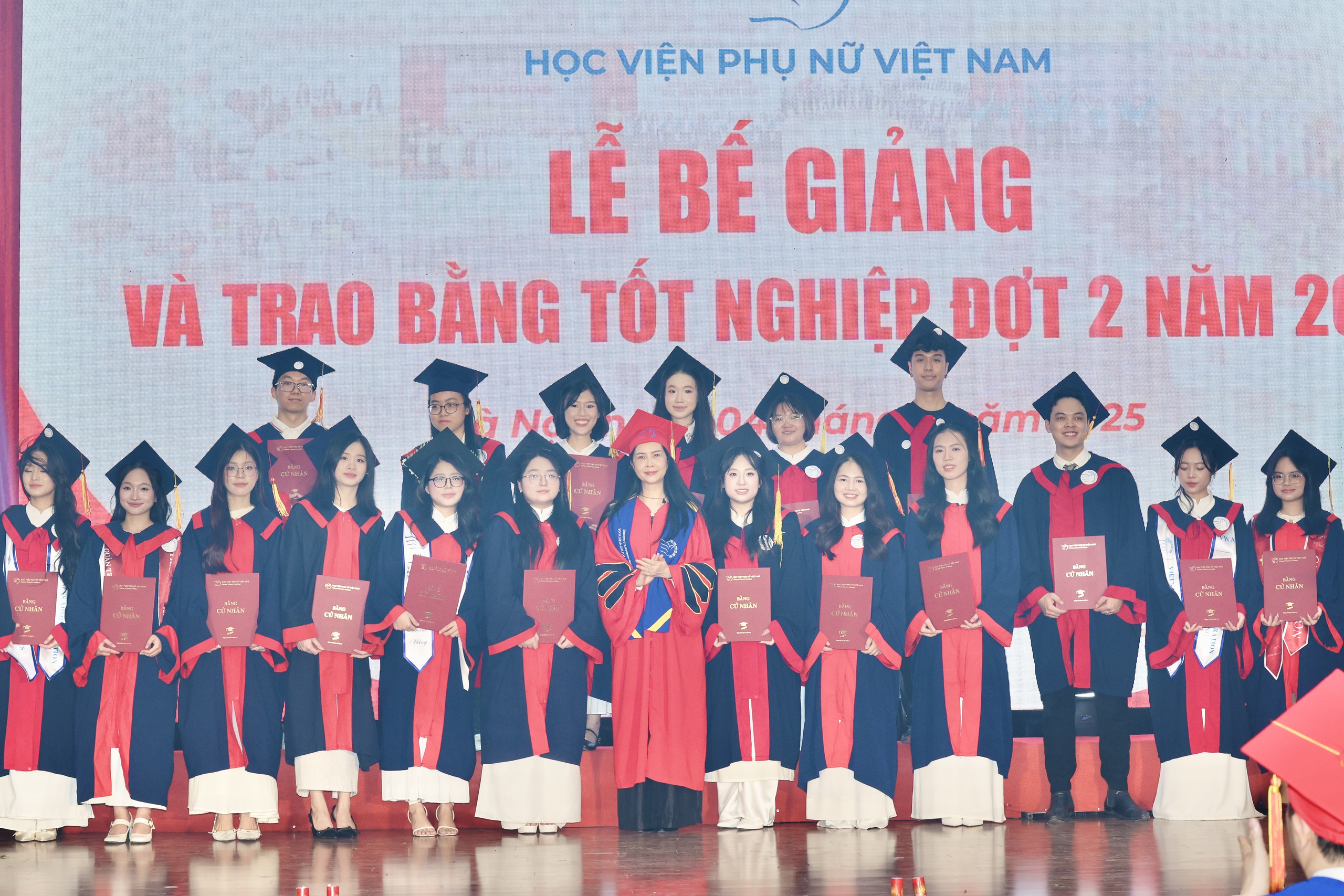 A Academia Feminina do Vietnã concedeu certificados de formatura para a segunda turma de 2025 a mais de 500 alunas - Foto 5. Học viện Phụ nữ Việt Nam trao bằng tốt nghiệp đợt 2 năm 2025 cho hơn 500 học viên, sinh viên- Ảnh 5.