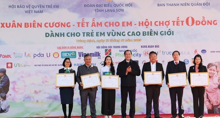 Agribank trao quà cho học sinh nghèo trong Chương trình “Xuân biên cương - Tết ấm cho em - Hội chợ Tết 0 đồng” tại Lạng Sơn- Ảnh 1. Agribank trao quà cho học sinh nghèo trong Chương trình “Xuân biên cương - Tết ấm cho em - Hội chợ Tết 0 đồng” tại Lạng Sơn- Ảnh 1.