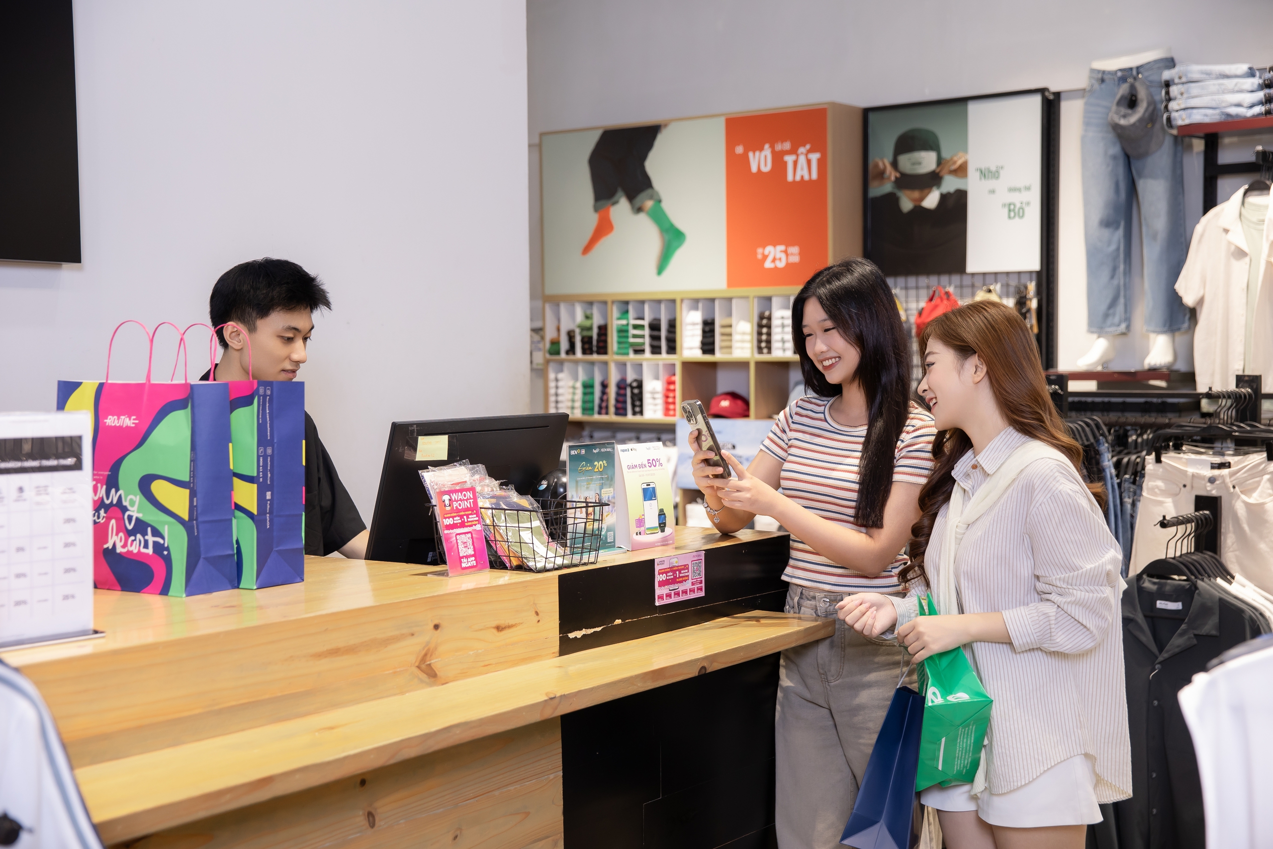 Skupina AEON spouští členský program „WAON POINT“: Pohodlnější nakupování, denní propagační akce - Foto 2. Tập đoàn AEON ra mắt Chương Trình Điểm Thành Viên “WAON POINT”: Mua sắm thêm tiện lợi, nhận ưu đãi mỗi ngày- Ảnh 2.