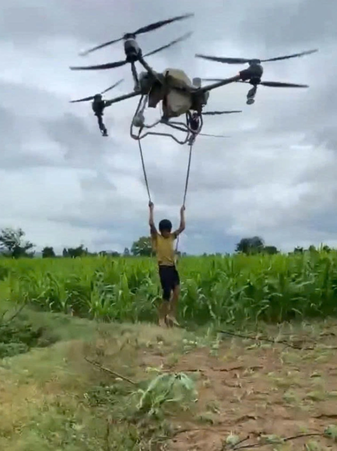 Drone cứu hộ: Đừng để người dân thành anh hùng bất đắc dĩ- Ảnh 2. Drone cứu hộ: Đừng để người dân thành anh hùng bất đắc dĩ- Ảnh 2.
