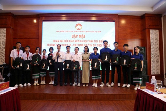 Gặp mặt Đoàn đại biểu giáo viên và học sinh tiêu biểu Trường song ngữ Lào - Việt Nam Nguyễn Du- Ảnh 6. Gặp mặt Đoàn đại biểu giáo viên và học sinh tiêu biểu Trường song ngữ Lào - Việt Nam Nguyễn Du- Ảnh 6.